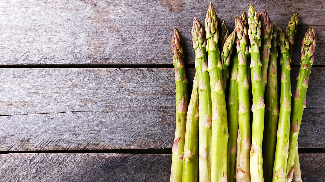 Prosciutto-Wrapped Asparagus Recipe Prosciutto wrapped asparagus, Asparagus reci